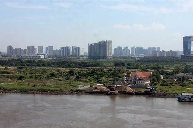 Some projects on Thu Thiem Peninsula in HCMC’s District 2 are moving at a snail’s pace. The HCMC government has asked for some projects in the city to be expedited. (Photo: Le Anh)