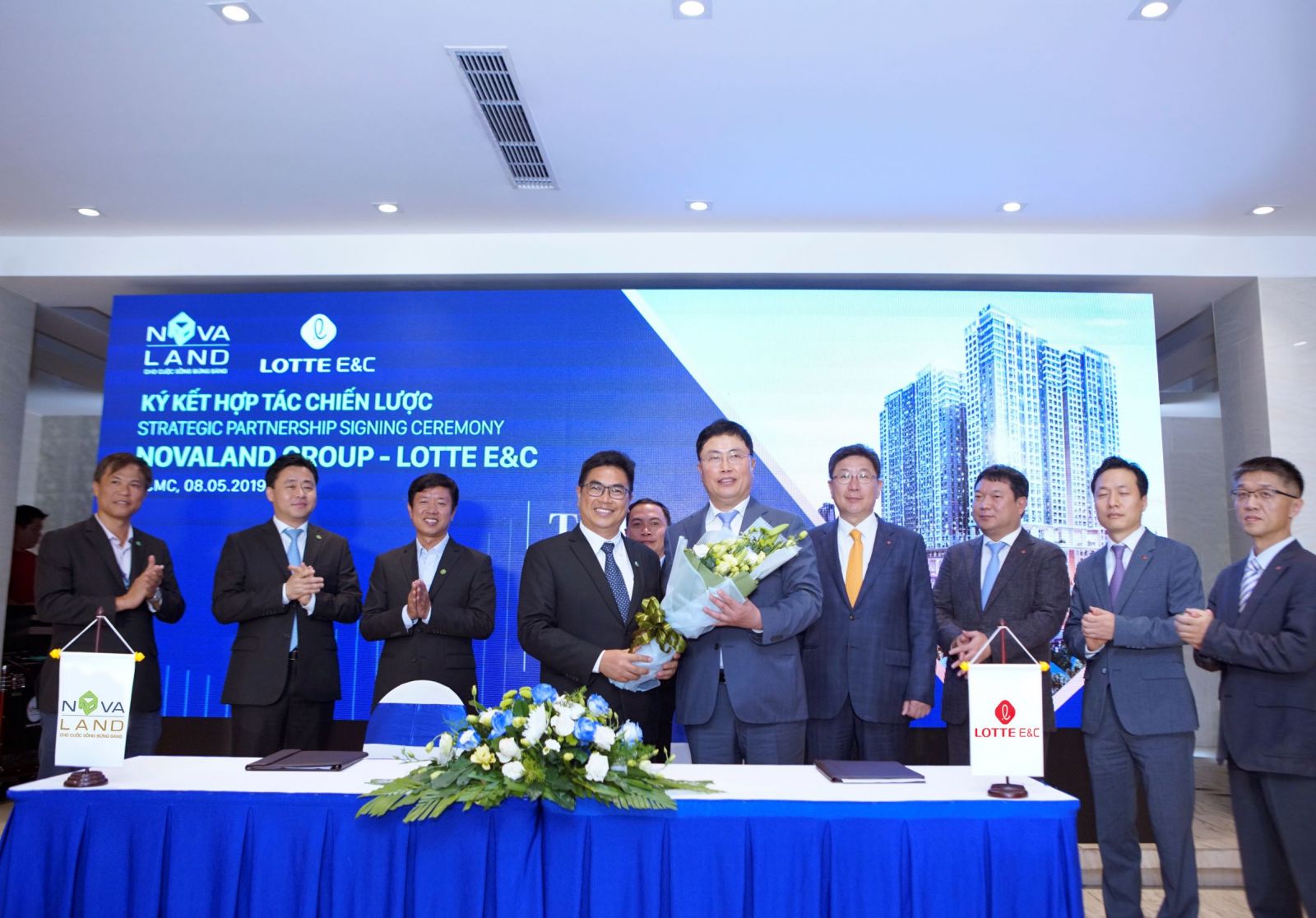The strategic partnership signing ceremony between Novaland and Lotte E&C.