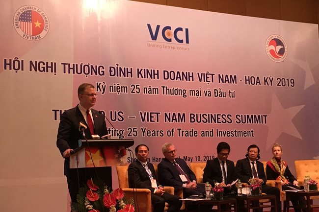 U.S. Ambassador to Vietnam Daniel J. Kritenbrink delivers his speech at the 2019 U.S.-Vietnam business summit in Hanoi on May 10. (Photo: U.S. Embassy in Hanoi)