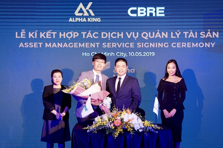 CBRE Vietnam signing with Alpha King.