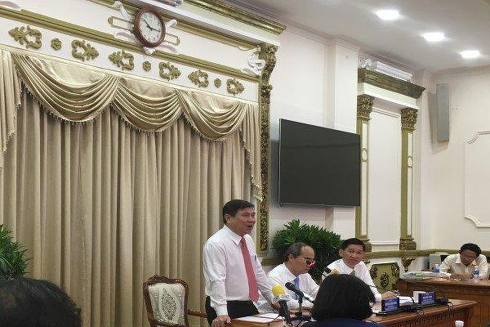 HCMC Chairman Nguyen Thanh Phong (standing) calls on the relevant units to make positive contributions to the city’s shared database. (Photo: My Huyen)