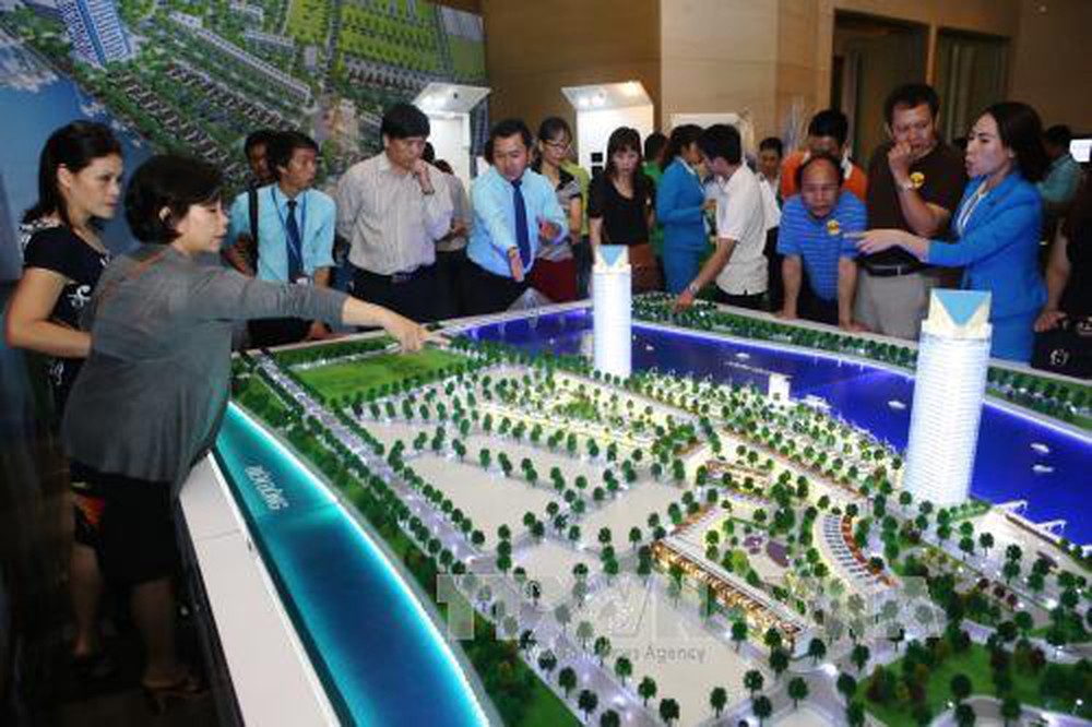 Customers examine a model of the Marina Complex urban area, located on the riverside of Han River in Da Nang City, invested by Da Nang Marina Company Limited. (Photo: VNA)