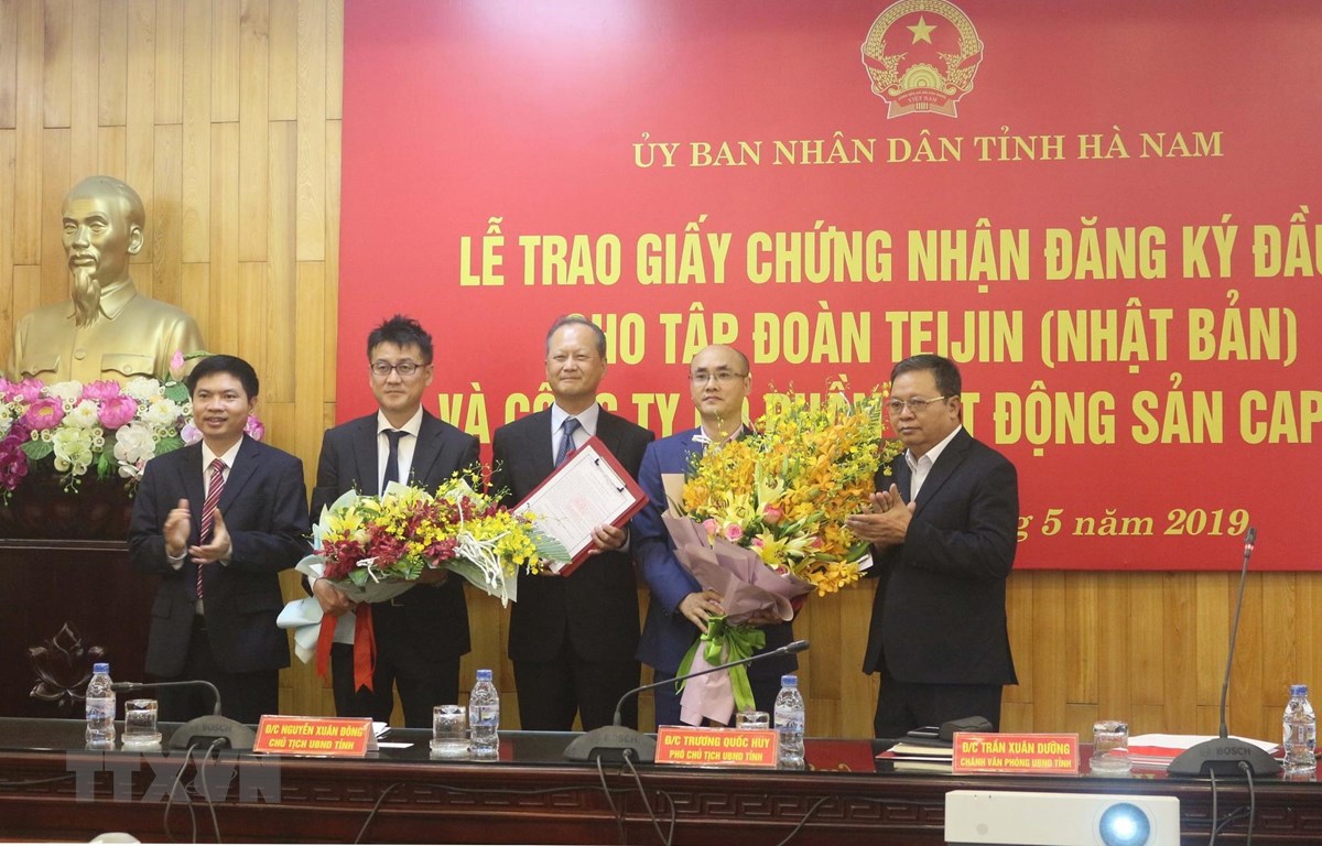 Ha Nam officials present investment certificates to representatives of Capella Land JSC and Teijin group. (Photo: VNA)