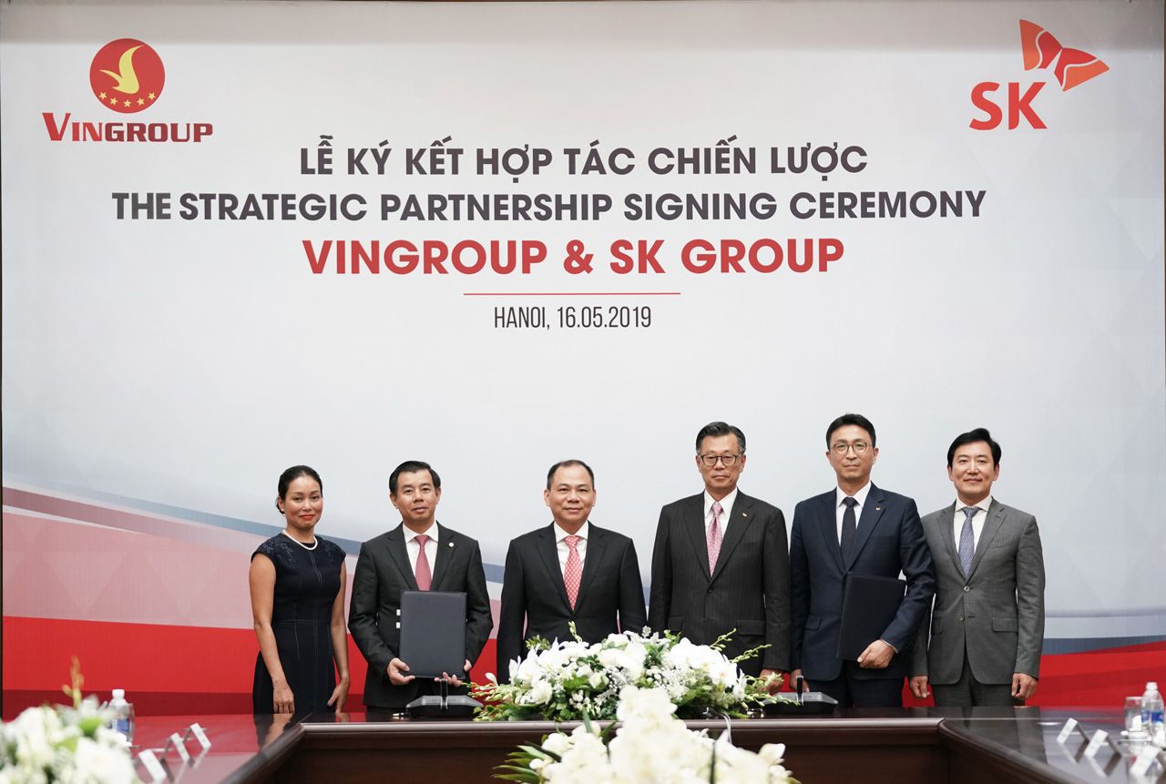 The strategic partnership signing ceremony between Vingroup and SK Group on May 16. (Photo: VNA)