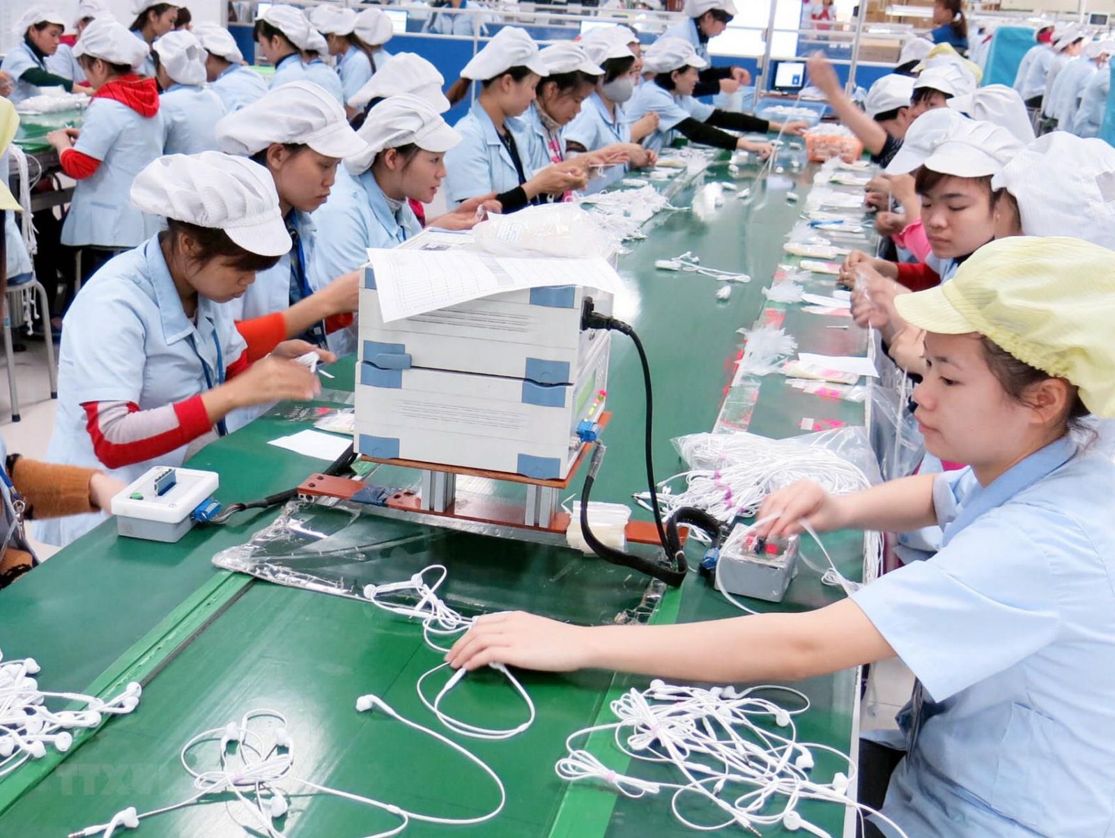 Workers produce earphones at a plant owned by electronics giant Samsung Vietnam. Vietnam enjoy considerable advantages in the production shift away from China. (Photo: VNA)