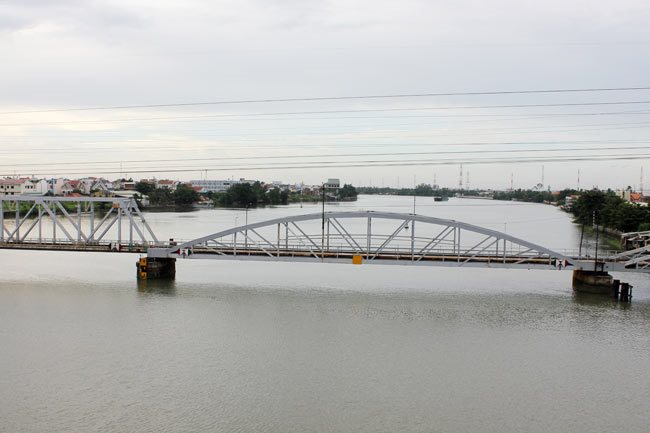 The Binh Loi railway bridge is pictured in this file photo. The HCMC Department of Culture and Sports has proposed preserving a section of the Binh Loi railway bridge. (Photo: Le Anh)
