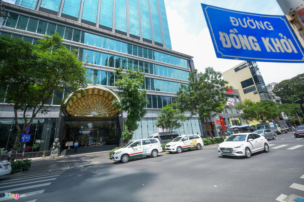 Since 2007, with the appearance of land lots for sale at more than VND 1 billion VND per sqm,p/Dong Khoi Street became one of the most famous million-dollar streets in Vietnam.