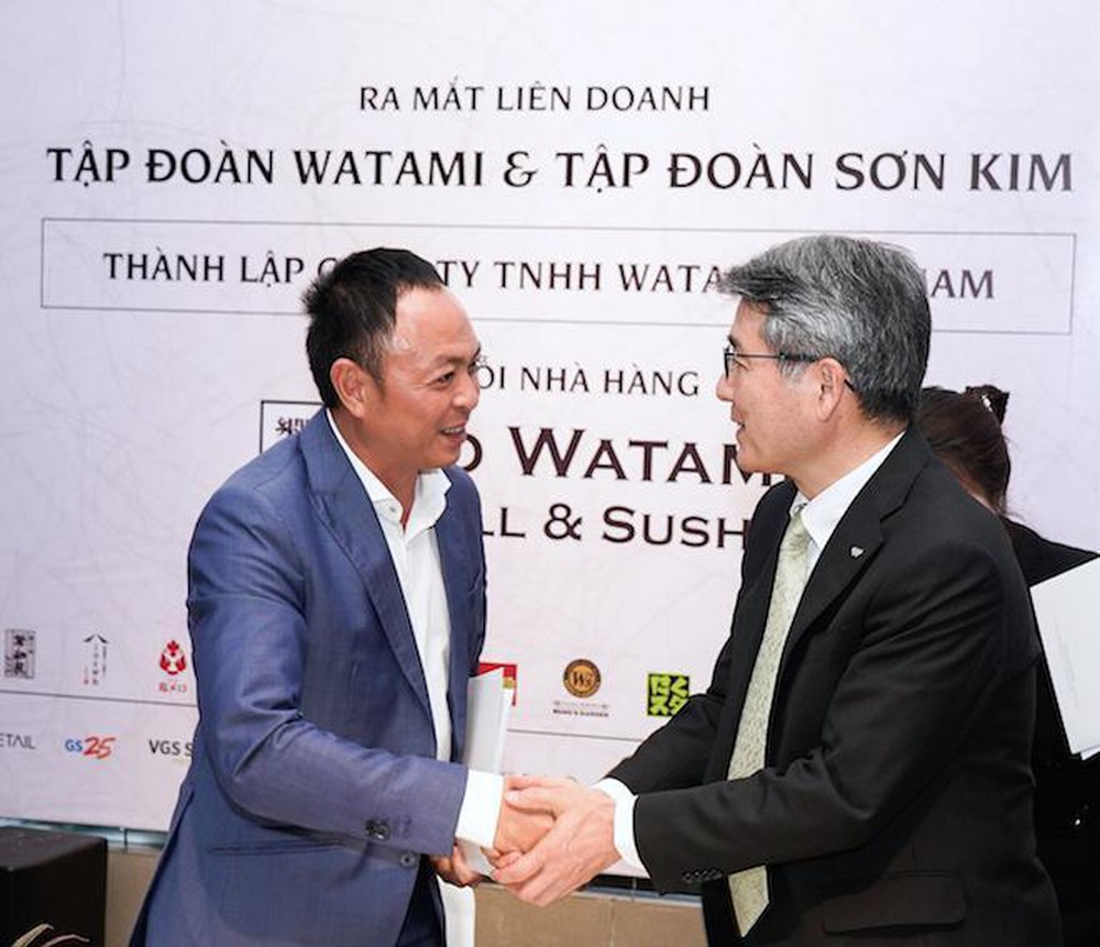 Chairman of SonKim Group Nguyen Hoang Tuan shaked hand with Mitsuhito Yoshida, executive director of Watami Co., Ltd., at the launch of the joint venture.