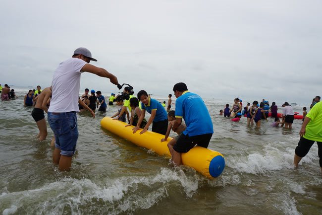 Tourists take part in beach activities in Vung Tau City. The city will create more open, public spaces near beaches, with roads leading to the sea from different directions following the city’s plan for 2035. (Photo: Dao Loan)