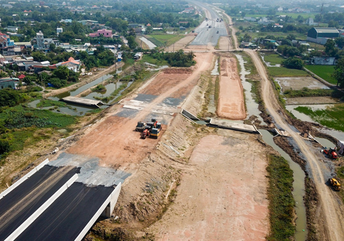 A section of the Ben Luc-Long Thanh Expressway project accros Bình Chánh District, HCM CIty. (Photo: vnexpres.net)