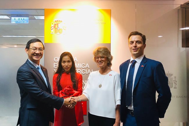 Tran Phuoc Anh, deputy director of the HCMC Department of External Affairs, shakes hands with Spain’s ambassador to Vietnam, Maria Jesus Figa Palop, at the launch of a Spanish trade office on May 23. Spain’s ambassador to Vietnam and Spanish enterprises have expressed interest in the local HCMC market. (Photo: My Huyen)