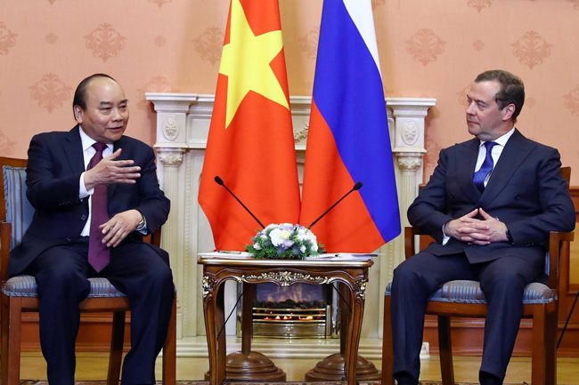 Vietnamese Prime Minister Nguyen Xuan Phuc (L) and his Russian counterpart Dmitry Medvedev at a meeting in Moscow, Russia, on May 22. (Photo: VNA)