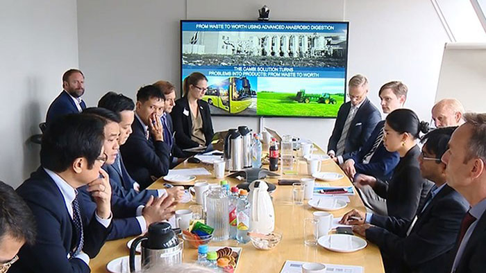 Hanoi's Chairman at the meeting on May 24 with Norway’s seven leading corporations. (Source: An Ninh Thu Do)