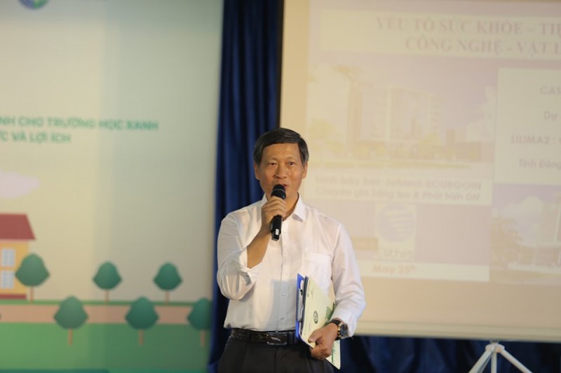 Mr. Do Viet Chien sharing at the Green Café Seminar on the topic of Green School.
