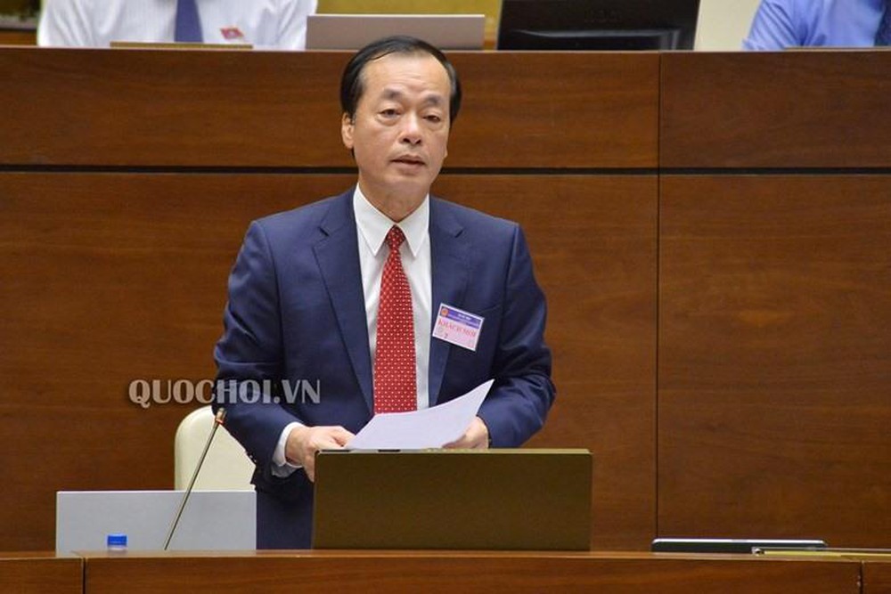 Minister of Construction Pham Hong Ha at the question-and-answer session today, June 4. The minister said that the responsibility for handling these violations at 8B Le Truc building and HH Linh Dam apartment complex rests with the Hanoi City government. (Photo: Quochoi.vn)