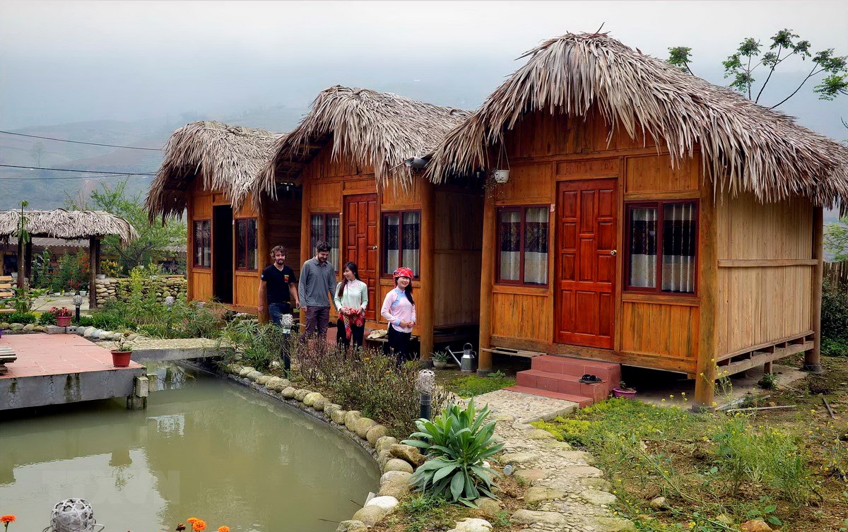 Foreign tourists are seen at a homestay facility in Sapa Town, Lao Cai Province. The number of international tourists accounted for 84% of Airbnb guests in HCMC and Hanoi in 2018. (Photo: VNA)