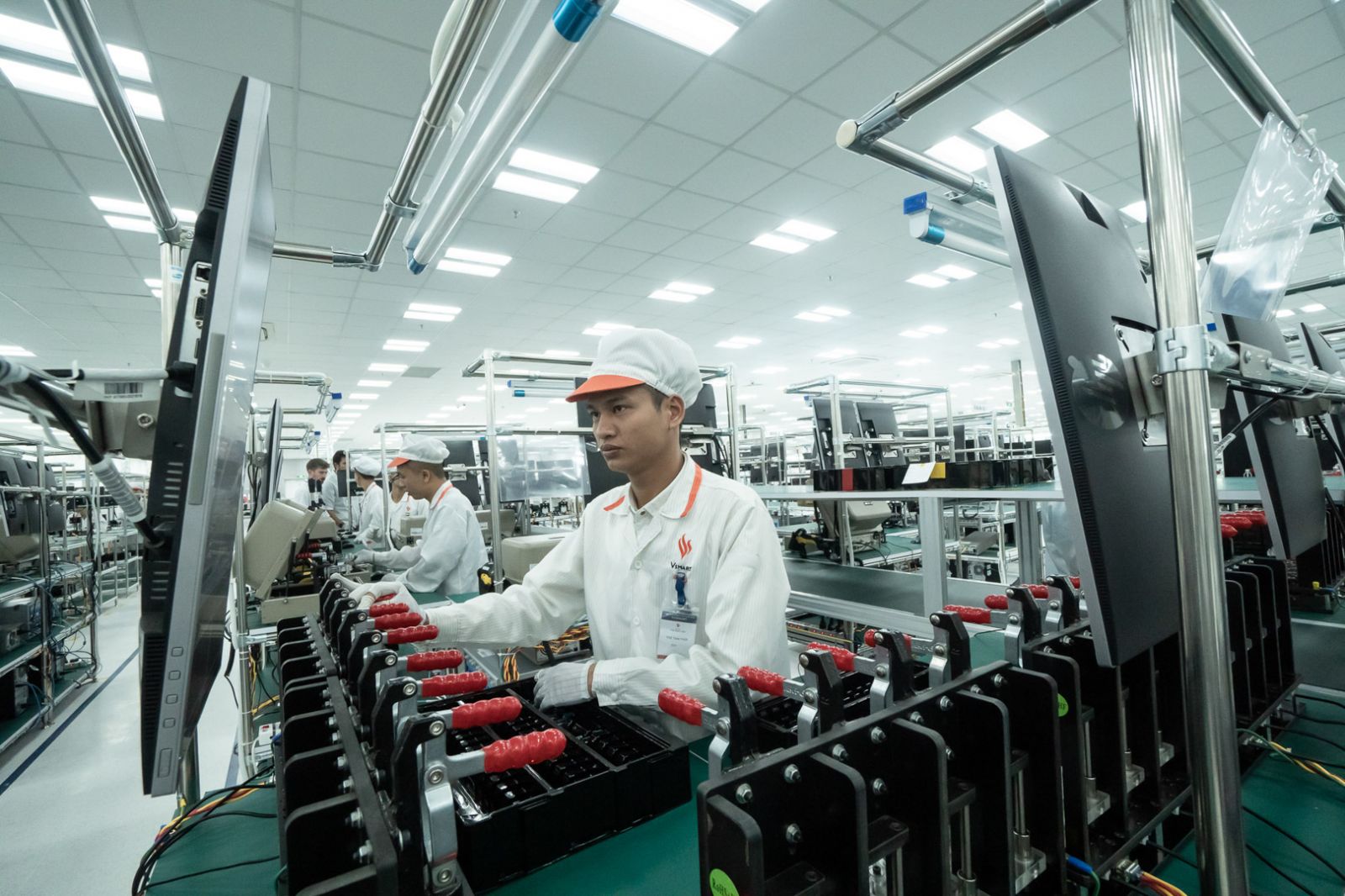 Employees are at work at a Vsmart phone plant in Haiphong City. Another Vsmart phone plant is expected to generate a maximum of 125 million smartphones a year when it is complete in early 2020. (Photo: B. Chi/Tuoi Tre)