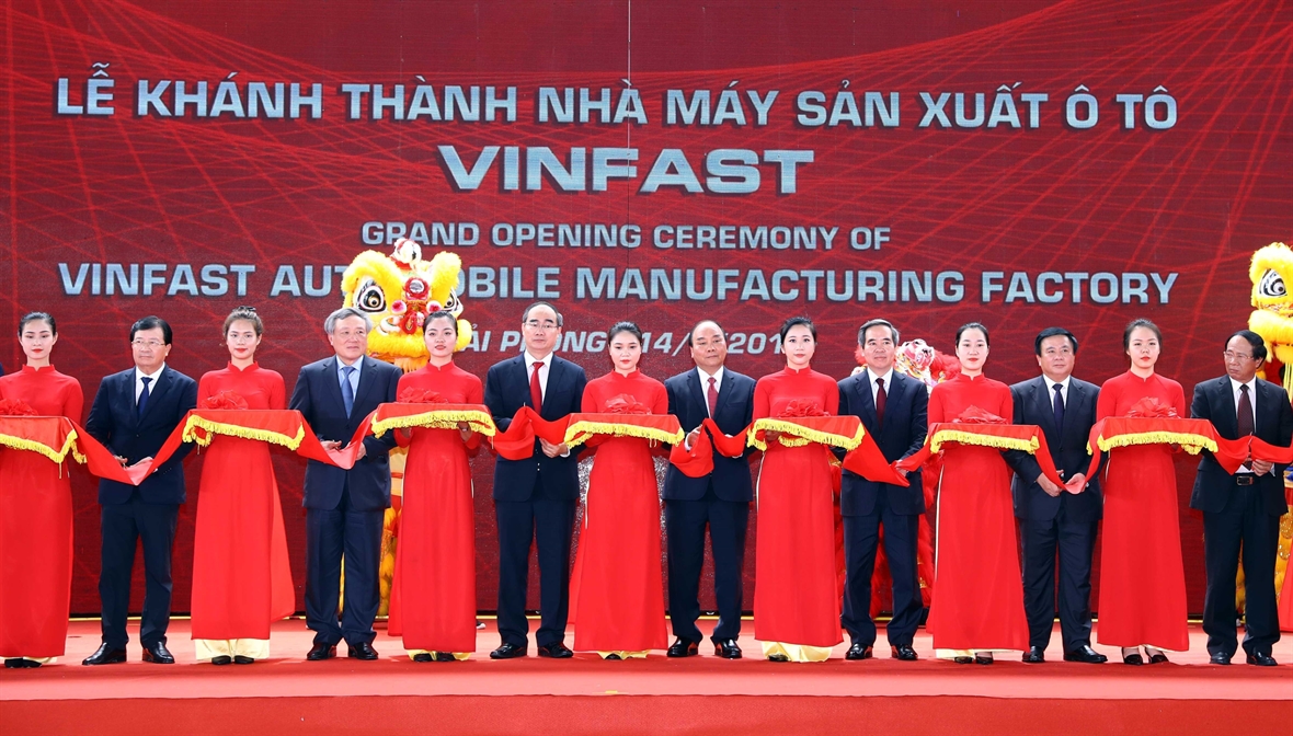 Prime Minister Nguyen Xuan Phuc (centre) and other officials cut the ribbon to inaugurate the VinFast automobile manufacturing factory on June 14. (Photo: VNA)