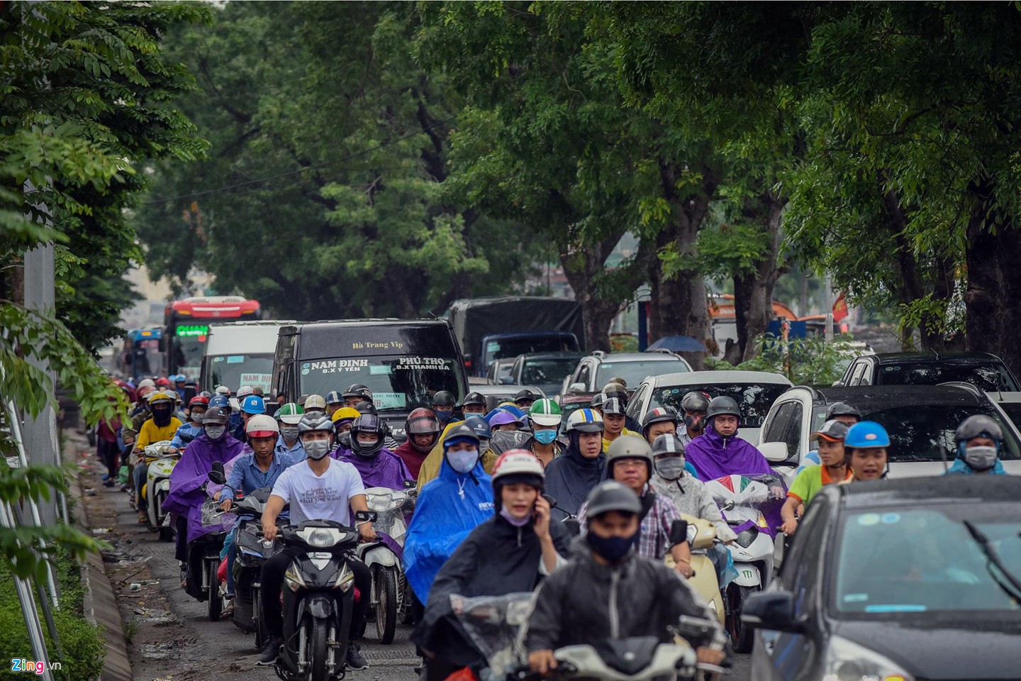 Despite continuous expansion, the Western area’s infrastructure, typically roads like Ho Tung Mau, Pham Van Dong often sees overload, with traffic congestion, flood, environment pollution.