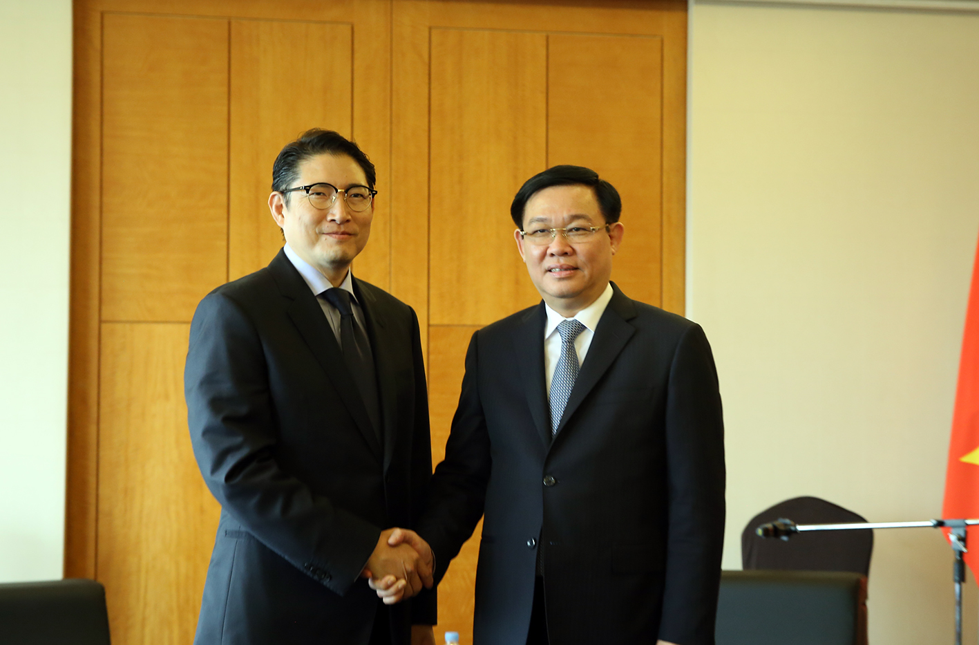 Deputy PM Vuong Dinh Hue (R) and Chairman of Hyosung Group Cho Hyun-joo. (Photo: VGP)