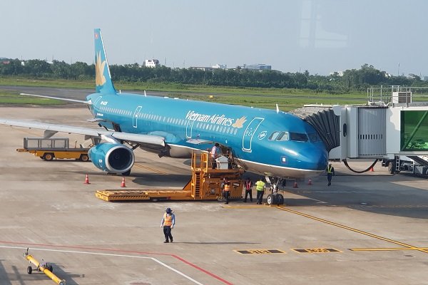 A Vietnam Airlines aircraft is parked at Can Tho International Airport. Vietnam Airlines wants to spend almost US$83 million on an aviation logistics center near the airport. (Photo: Trung Chanh)