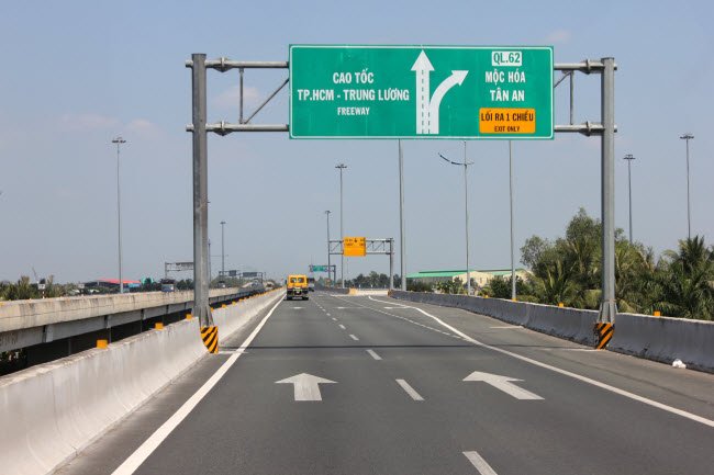HCMC-Trung Luong Expressway is seen a crucial infrastructure facility connecting HCMC and the Mekong Delta. Secretary of the HCMC Party Committee Nguyen Thien Nhan has proposed investing more in traffic infrastructure in the city and the Mekong Delta region. (Photo: Le Anh)