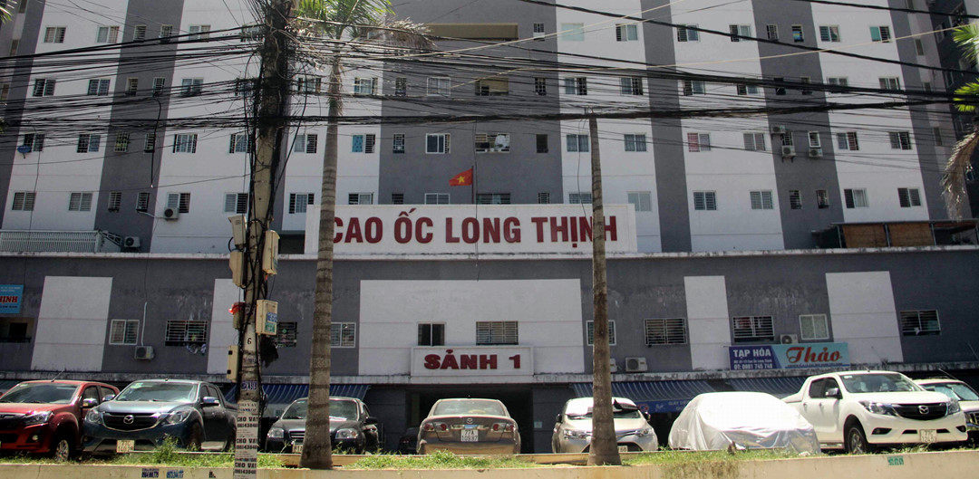 Long Thinh apartment building is a social housing project for low-income people, but half of residents there can afford cars. (Photo: Hoang Thinh)