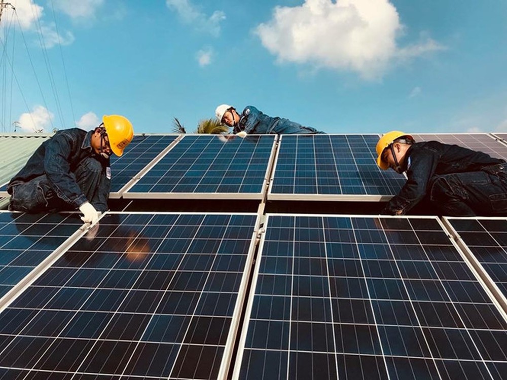 Workers install rooftop solar panels. HSBC Vietnam is cooperating with GIC Investment JSC to offer loans to individual customers in HCMC and Danang to install rooftop solar systems. (Photo: TNO)