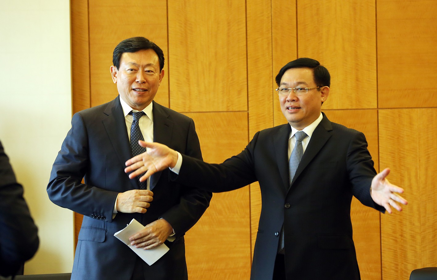 Deputy Prime Minister Vuong Dinh Hue and Lotte Group’s President Shin Dong Bin. (Source: VGP)