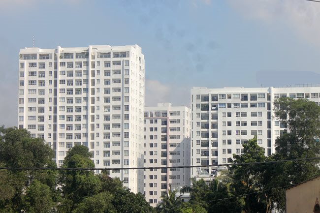 File photo of condo buildings in HCMC's Thu Duc District. The city has raised the loan cap to VND900 million for low-income homebuyers who are State employees. (Photo: Anh Quan)