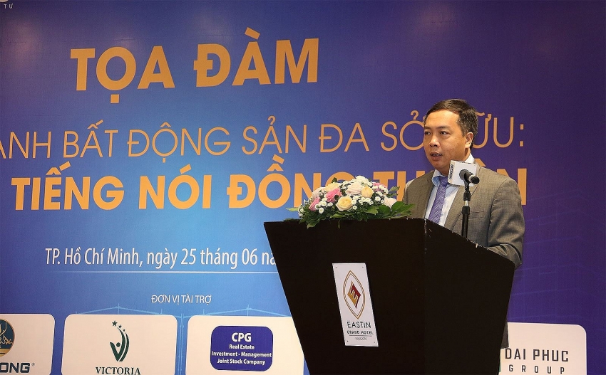 Editor-in-chief of Vietnam Investment Review Le Trong Minh opened the seminar. (Photo: Le Toan)
