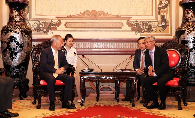 Vice Chairman of the HCMC City People’s Committee Vo Van Hoan (R) and Yan Jiehe, Chairman of Pacific Group. (Source: VNA)