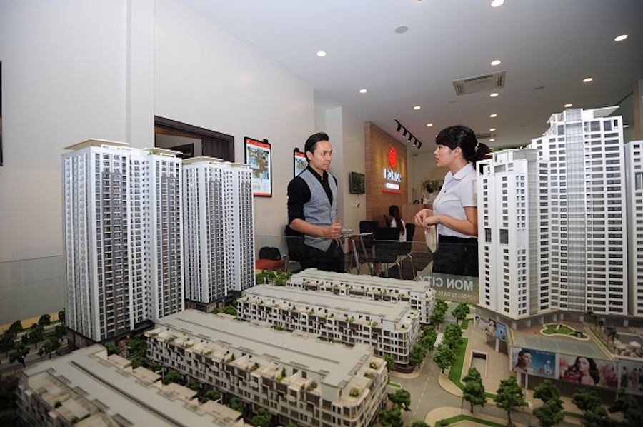 Customers look at a real estate project in Ha Noi. The domestic real estate market in the second half of this year will not see large changes in price. (Photo: kinhtedothi.vn)