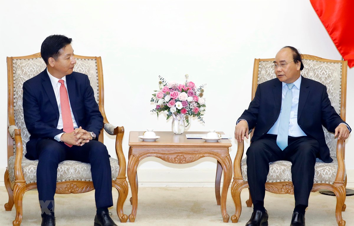 General Director of AEON Mall Vietnam Iwamura Yasutsugu (L) meets with Prime Minister Nguyen Xuan Phuc in Hanoi on June 20. (Photo: VNA)