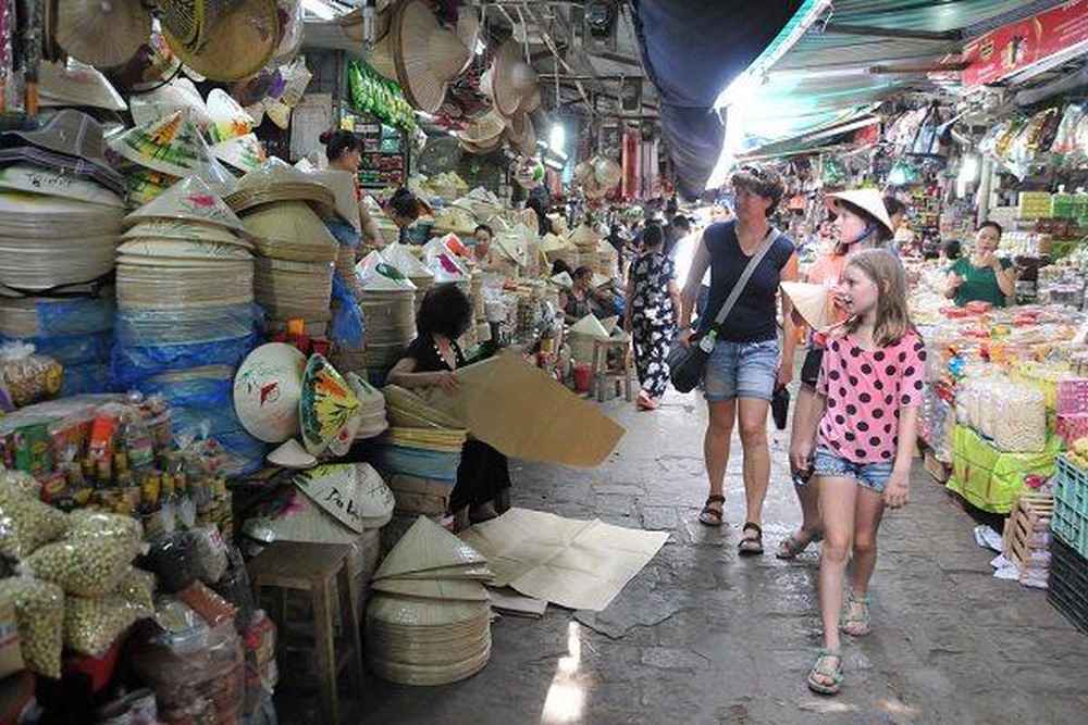 Tourists visit Dong Ba Market in Hue City. Thua Thien-Hue Province is seeking more investors for the Hue Tourism Market project. (Photo: Nhan Tam)
