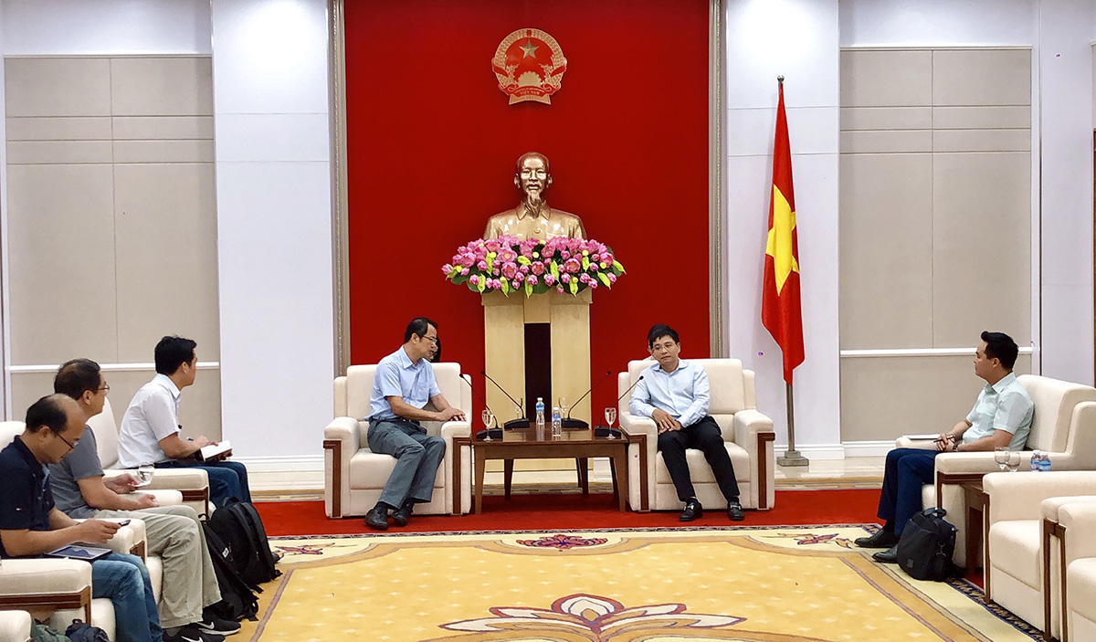 A the working session between Foxconn Vietnam General Director Harry Zhuo and Vice Chairman of the Quang Ninh provincial People’s Committee Nguyen Van Thang. (Photo: baoquangninh.com.vn)