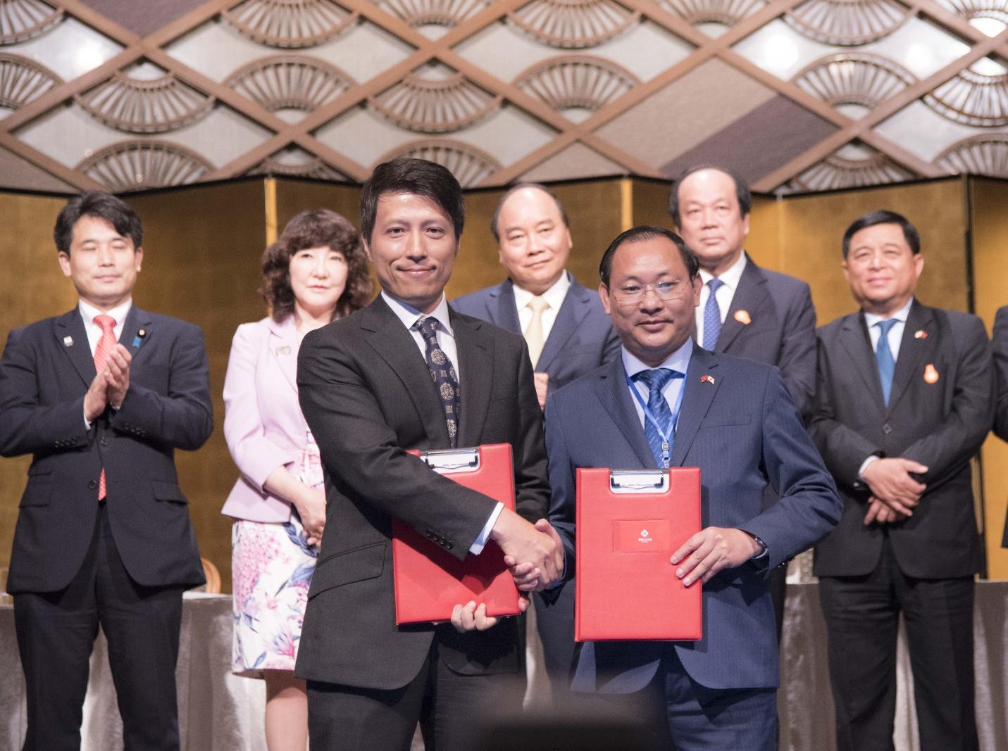 Representatives of Yaegaki and TMS Group at the signing of their MoU in Tokyo on July 1. (Photo: VNA)