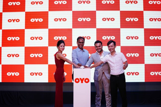 Representatives of OYO Hotels & Homes and partners press a button to launch the hospitality chain’s operations in Vietnam. (Photo: Truc Nhu)