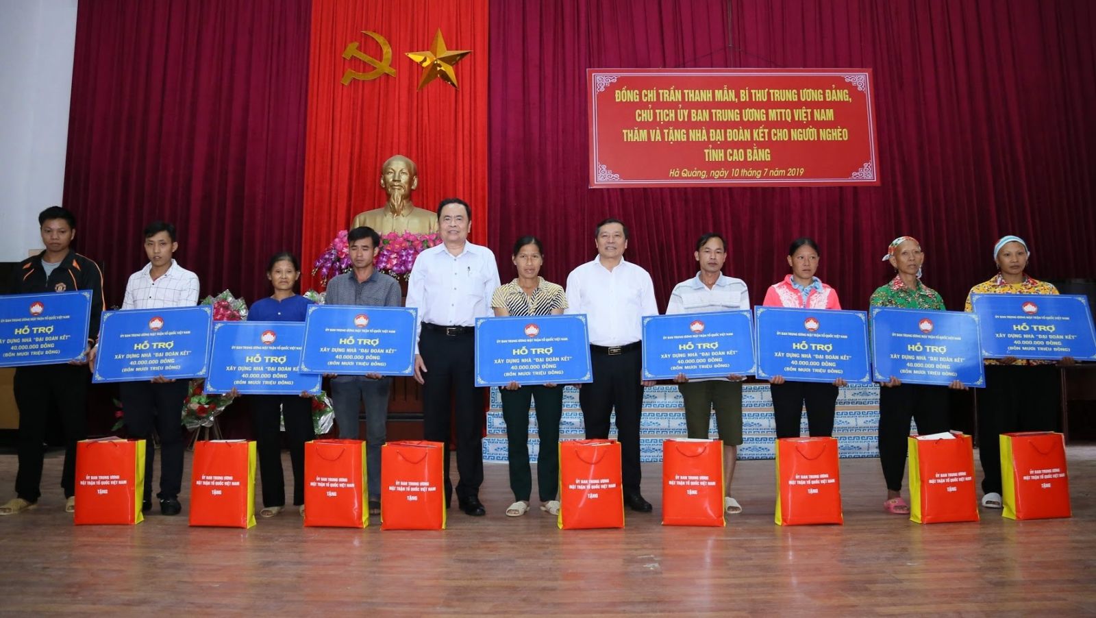 President of the Vietnam Fatherland Front Central Committee Tran Thanh Man presented houses to 10 needy and policy beneficiary households. (Photo: daidoanket.vn)