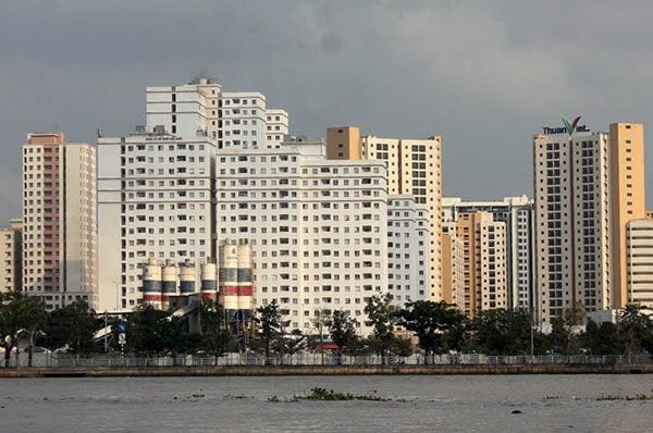File photo of a housing project in HCMC’s District 2. The first six months of 2019 saw 24 housing projects being approved to proceed with the sale of a total of 7,310 apartments, which will be built in the future, down 24% year-on-year .(Photo: Le Anh)