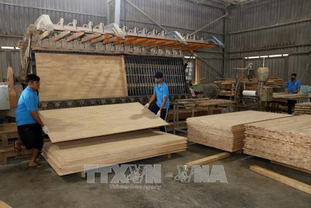 Wood processing for export at Phuoc Hoa Industrial Zone, Binh Duong province. (Source: VNA)