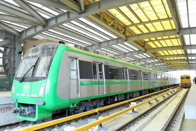 A train is seen on Cat Linh-Ha Dong urban railway in Hanoi, which has yet to be operational. The city's government looks to invest in the Metro Line 3 project worth over VND40.5 trillion. (Photo: VNA)