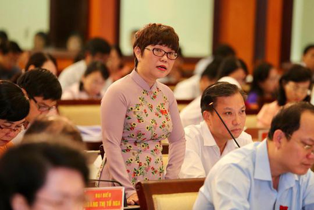 Deputy Nguyen Thi To Tram speaks at a meeting of the HCMC People’s Council on July 12. (Photo: NLDO)