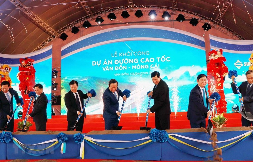 The ceremony marking the start of work on Van Don - Mong Cai Highway in April 2019. (Photo: VNA)