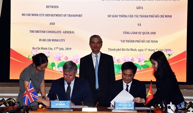 Ian Gibbons, Consul General of the UK in Ho Chi Minh City, and Le Hoa Binh, director of the municipal Department of Construction signed a memorandum of understanding on cooperation. (Photo: VNA)