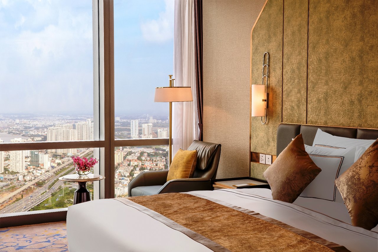 Inside a five-star hotel room of Vinpearl Luxury Landmark 81 in HCMC. Five-star hotels outperform their four-star counterparts across several criteria. (Photo: Vinpearl)