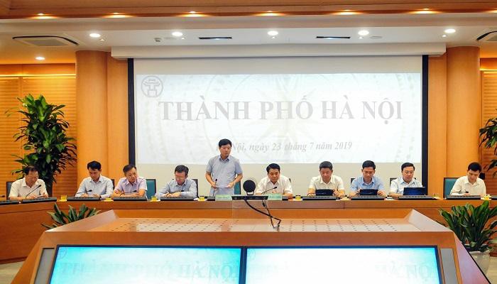 Vice Chairman of the Hanoi People's Committee Ngo Van Quy makes speech at the teleconference. (Photo: Kinhtedothi.vn)