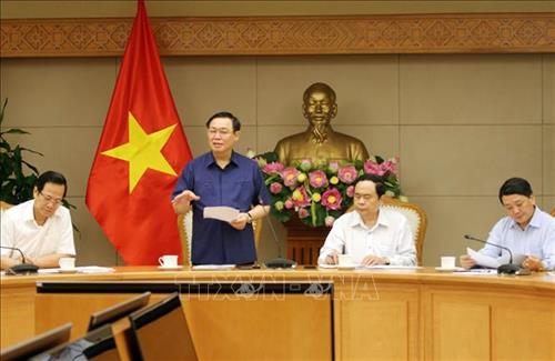 Deputy Prime Minister Vuong Dinh Hue at a meeting held on August 7 to prepare for the charity programme entitled “Joining hands for the poor”, which will be aired live on October 17. (Photo: VNA)