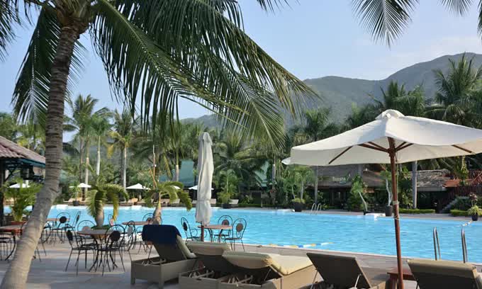 A swimming pool at Diamond Bay Resort & Spa, Nha Trang. (Photo: Shutterstock/Aleksander Karpenko)