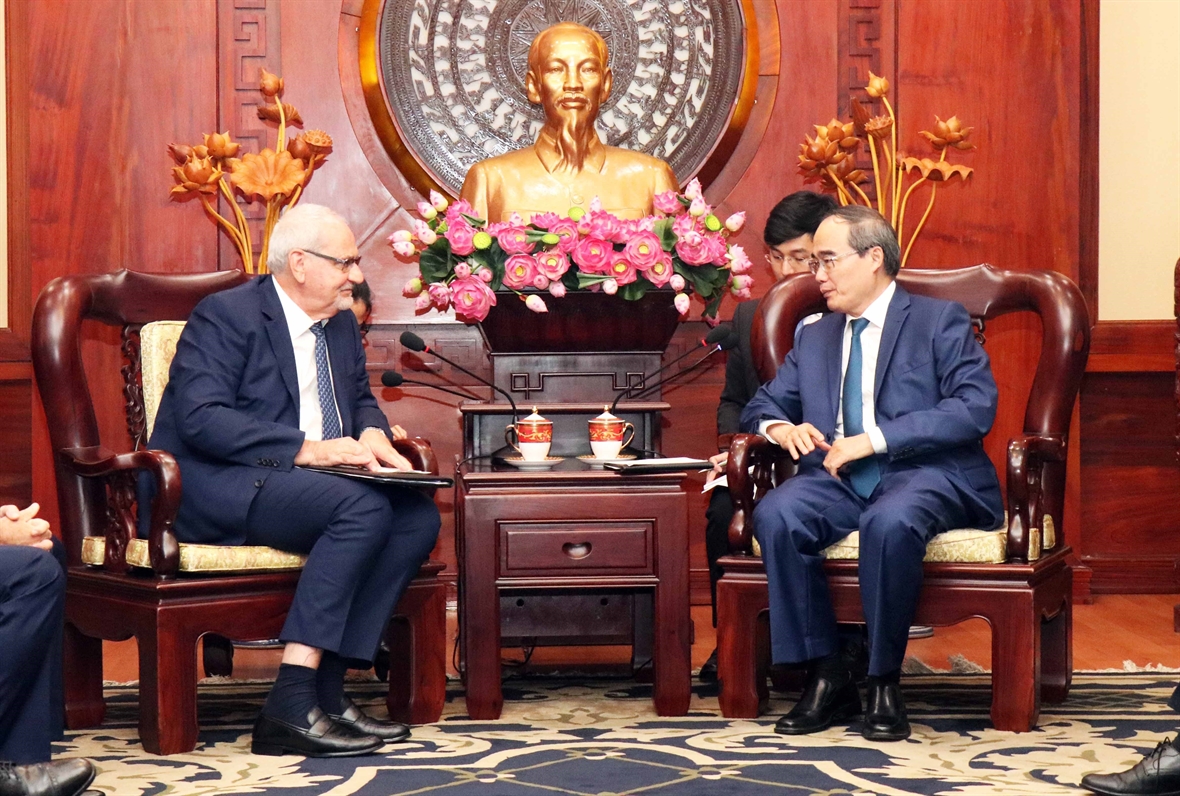Nguyen Thien Nhan (R), Secretary of the HCM City Party Committeethe, and IFC’s CEO Philippe Houerou. (Photo: VNA)
